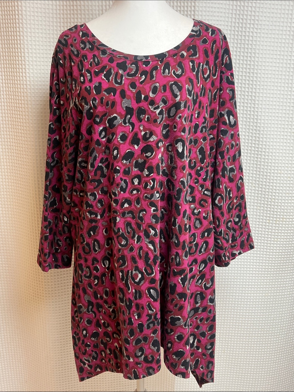 Denim&Co 1X- scoop neck tunic top with shark bite hemline. Fuchsia leopard print - Picture 2 of 10